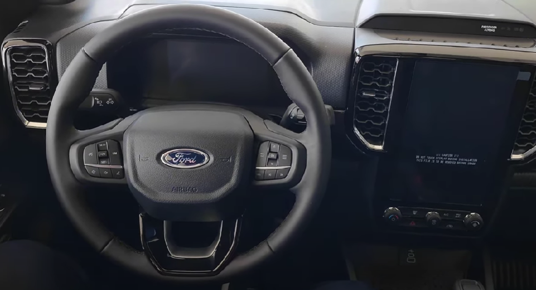 El panel de la nueva Ford Ranger Black 2025 fue diseñado para impresionar y facilitar la vida del conductor. Combina un diseño moderno con líneas horizontales amplias y una central multimedia vertical, que ofrece conectividad inalámbrica para Android Auto y Apple CarPlay.
