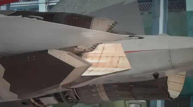 El nuevo motor sigiloso del caza ruso SU-57 presenta una boca de escape angulada y achatada, similar a la utilizada en el F-22 Raptor estadounidense, con el objetivo de reducir la firma de radar y térmica. Ambos motores incorporan la vectorización de empuje, que mejora significativamente la maniobrabilidad y la capacidad de realizar giros más cerrados durante el vuelo.