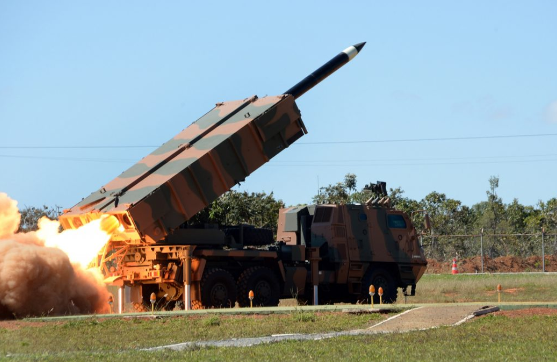 El Astros 2020 es un sistema de artillería de cohetes múltiples desarrollado por Avibras, diseñado para atender a las demandas de defensa moderna con alta precisión y versatilidad. Reconocido internacionalmente, el Astros 2020 es una evolución del famoso sistema Astros II, incorporando tecnologías de última generación.