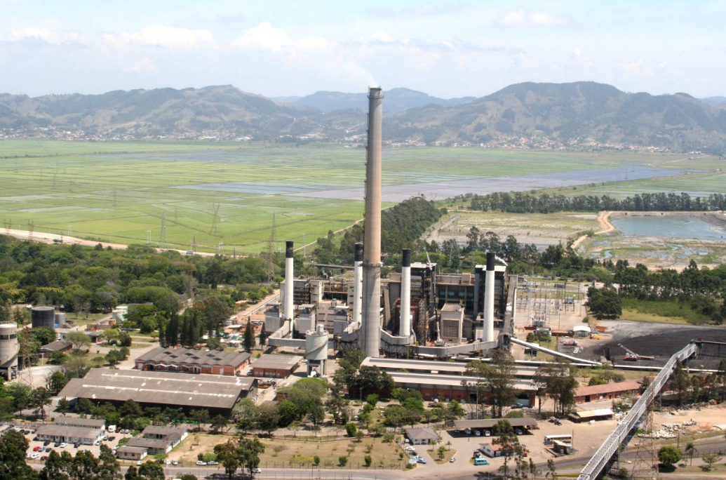 La renuncia fiscal no es una inversión directa, sino que representa la pérdida de ingresos para el gobierno al conceder beneficios tributarios a las empresas que operan en el sector del carbón y el gas natural. Es decir, el gobierno renuncia a recaudar estos valores en impuestos para favorecer estas actividades.
En la práctica, esto significa que el dinero que podría ser utilizado en otras áreas, como salud, educación o infraestructura, será destinado indirectamente para sostener el funcionamiento de las termoeléctricas, aumentando el costo final para las arcas públicas y, posiblemente, para los consumidores.