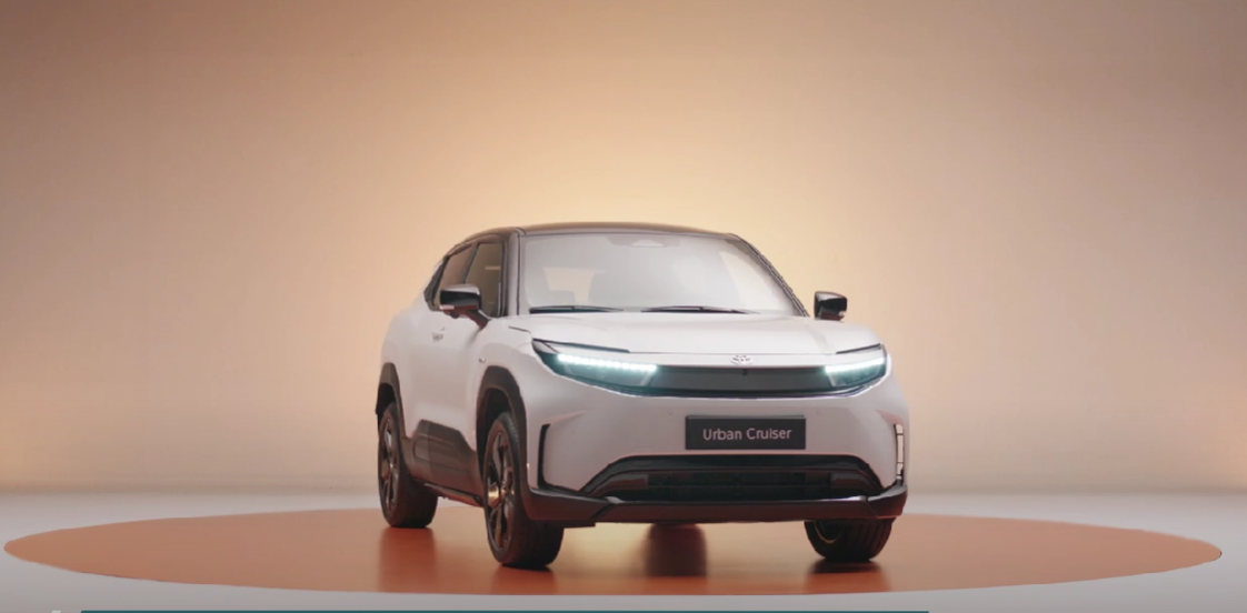 El nuevo SUV eléctrico de Toyota, Urban Cruiser EV, será lanzado inicialmente en el mercado europeo, con estreno confirmada en el Salón de Bruselas en enero de 2025. Se producirá en la India, desde donde debe atender también otros mercados estratégicos de Asia y posiblemente expandirse a regiones con alta demanda de eléctricos.