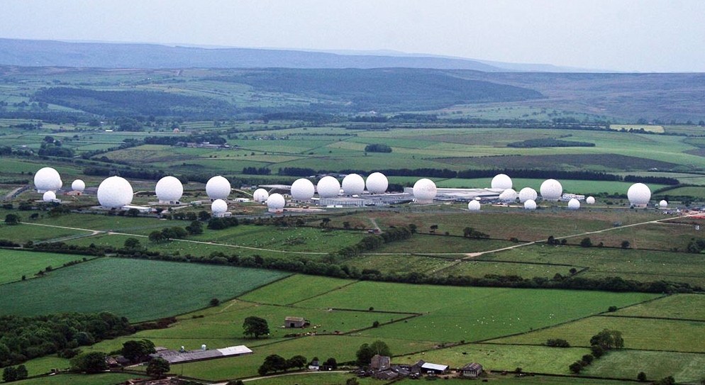 El programa ECHELON fue creado por Estados Unidos y Reino Unido en el contexto de la Guerra Fría, liderado por la Agencia de Seguridad Nacional (NSA) de Estados Unidos y la Sede de Comunicaciones del Gobierno (GCHQ) del Reino Unido. Posteriormente, la alianza se expandió para incluir a Canadá, Australia y Nueva Zelanda, formando los “5 Ojos”.