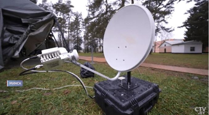 El sistema Kulisa opera con satélites geoestacionarios posicionados a 35.786 km de la Tierra, resultando en un tiempo de respuesta (ping) que puede superar los 600 ms. Utiliza antenas de banda Ku convencionales y equipos básicos, como routers simples y baterías portátiles, para proporcionar la conexión.