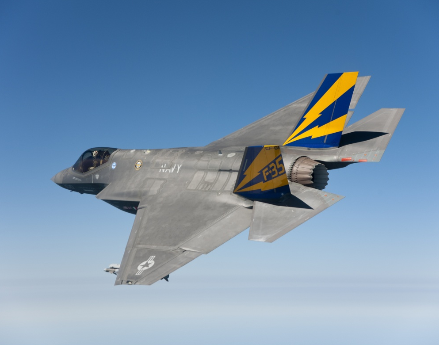 Diseñado para operaciones en portaaviones, el F-35C cuenta con alas más grandes y plegables, además de un tren de aterrizaje reforzado para soportar aterrizajes de alto impacto. También está equipado con el sistema AN/ASQ-239 Barracuda, que bloquea radares y comunicaciones enemigas, garantizando superioridad en el campo de batalla.