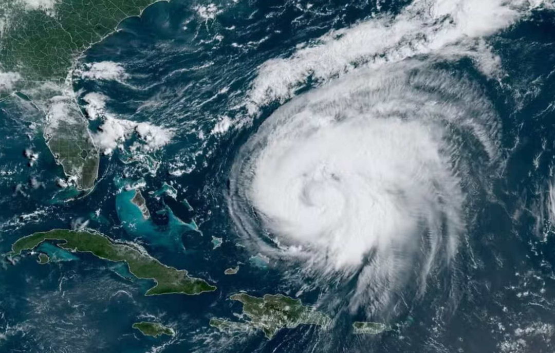 Las ondas atmosféricas detectadas por la Estación Espacial Internacional son perturbaciones generadas por eventos climáticos extremos, como huracanes, que se propagan en la mesosfera, a unos 88 km sobre la Tierra. Son invisibles a simple vista, pero tienen un impacto directo en la densidad del aire rarefacto, pudiendo afectar satélites y sistemas de comunicación en órbita.