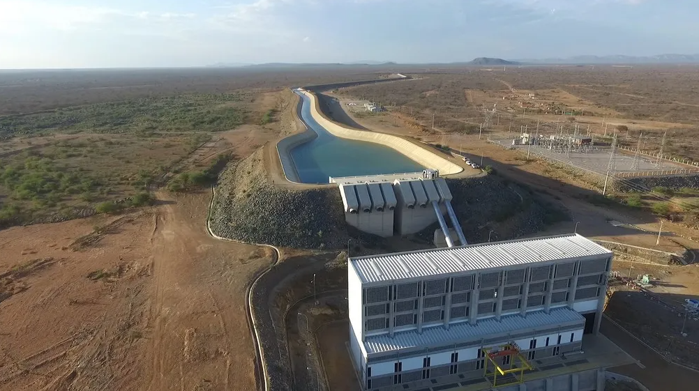 La idea de la transposición del Río São Francisco fue concebida durante el reinado de Dom Pedro II, en el siglo XIX, como una solución para mitigar los impactos de la sequía en el Nordeste. El proyecto cobró fuerza tras la sequía de 1877-1879, cuando cerca del 10% de la población de Ceará murió, impulsando estudios y propuestas de ingeniería para llevar agua a las regiones más afectadas.