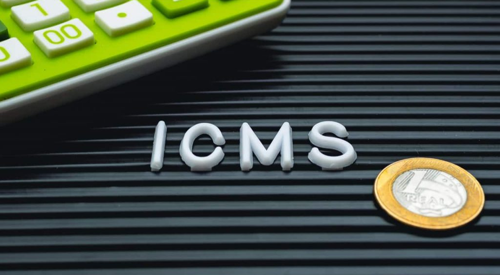 El aumento del ICMS fue decidido por los estados para aumentar la recaudación y enfrentar déficits fiscales, principalmente en áreas como salud y educación. Además, la medida busca equilibrar la competencia entre productos nacionales e importados, ya que muchos artículos extranjeros llegan a Brasil a precios muy por debajo del mercado local.