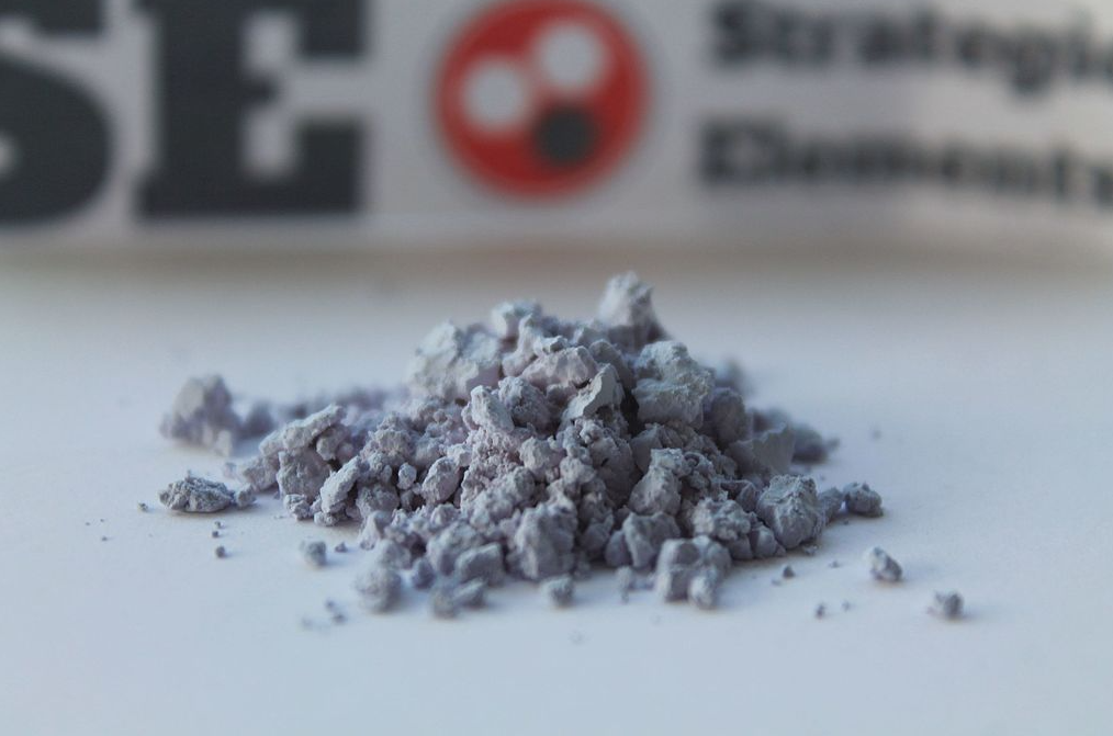 El óxido de neodimio se utiliza ampliamente en la fabricación de imanes de alto rendimiento, indispensables para motores de vehículos eléctricos, turbinas eólicas y dispositivos electrónicos avanzados. Encontrado en regiones como Araxá y Poços de Caldas en Brasil, es caro debido a su alta demanda en el mercado tecnológico global y al alto costo de extracción y procesamiento.