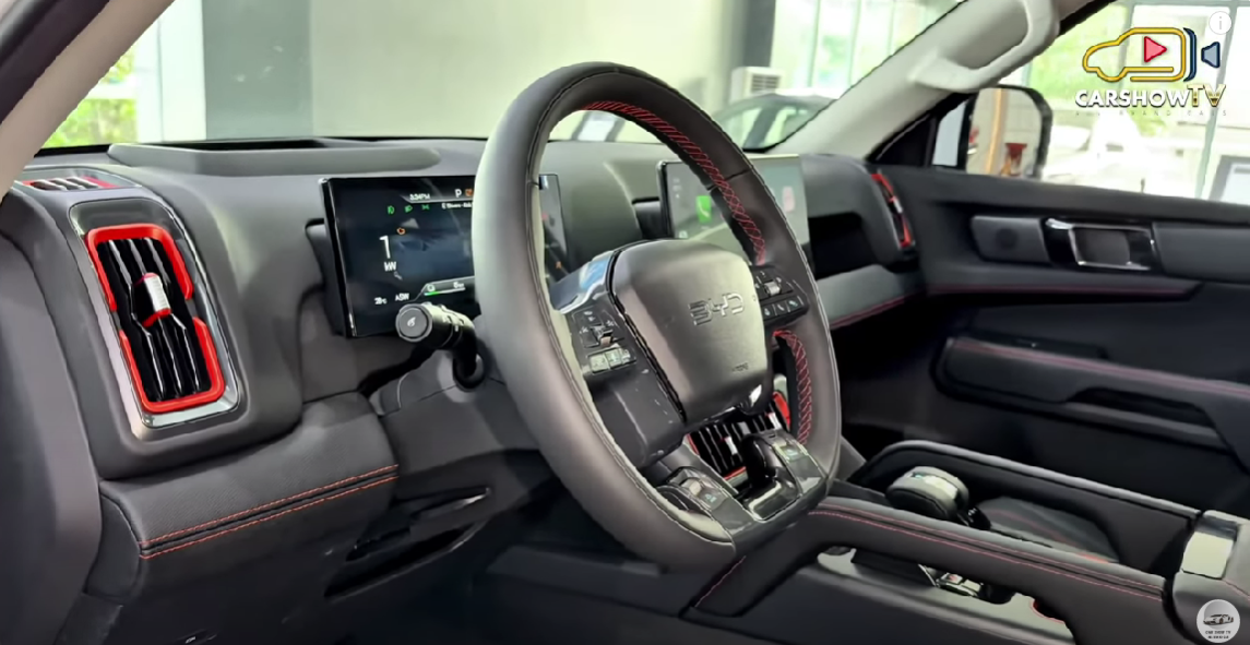 El panel del BYD Shark 2025 cuenta con una pantalla digital de alta resolución que muestra información como consumo híbrido, autonomía y modos de conducción. También permite ajustes en el aire acondicionado y en la regeneración de frenos, pero depende excesivamente de la central multimedia, dificultando el acceso rápido a funciones básicas.