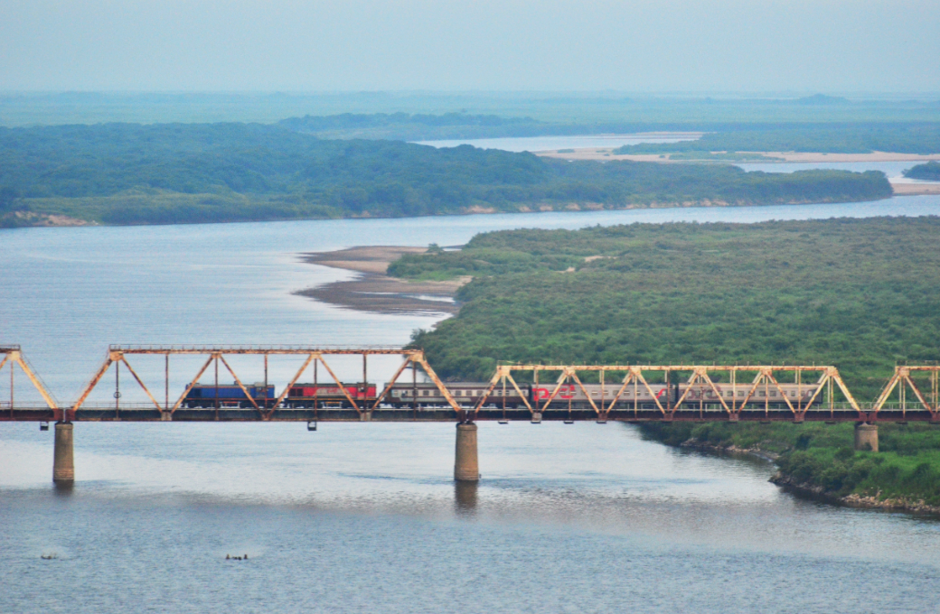 La ferrovia conecta la ciudad rusa de Khasan, ubicada en la región de Primorsky Krai, a la estación de Tumangang, en Corea del Norte, cerca de la frontera con China. Khasan es el punto ferroviario más oriental de Rusia, mientras que Tumangang es una importante puerta de entrada para el transporte de mercancías y pasajeros en Corea del Norte.