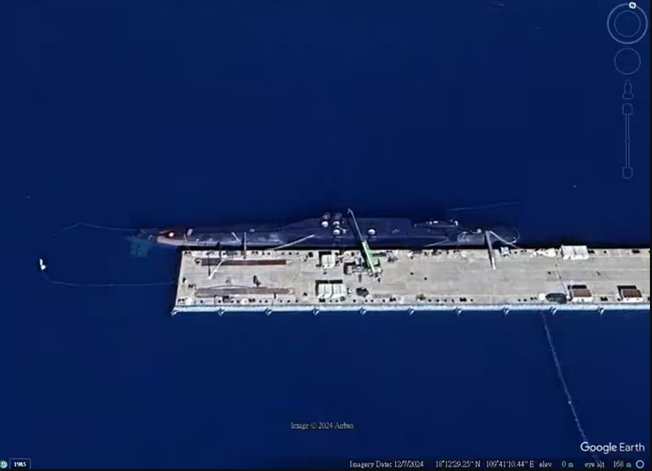 Las escotillas abiertas en un submarino nuclear chino indican que puede estar en proceso de carga o mantenimiento de misiles balísticos, lo que es extremadamente raro de registrar. Esto sugiere un posible preparado operativo o una demostración estratégica de fuerza, ya que cada misil puede alcanzar hasta 8.600 km, alcanzando objetivos distantes, como la costa este de EE. UU.