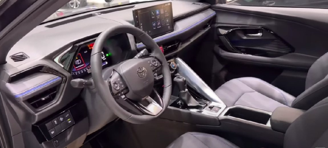 El Toyota Yaris Cross viene equipado con central multimedia de 10,1 pulgadas con Android Auto y Apple CarPlay sin cable, además de panel de instrumentos digital de 7 pulgadas. Entre los recursos de seguridad, se destaca el piloto automático adaptativo, asistente de permanencia en faixa y sistema pre-colisión con frenado automático.