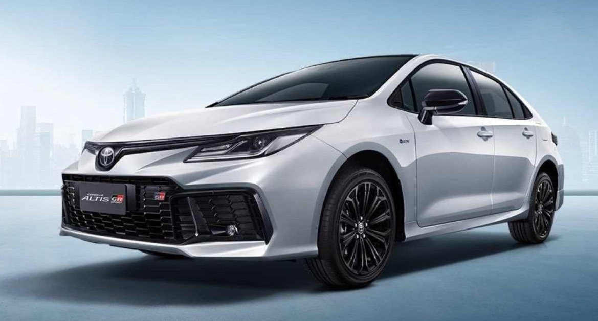 El Toyota Corolla 2025 trae mejoras en tecnología, incluyendo la nueva central multimedia Toyota Play 2.0 con pantalla de 10 pulgadas y conexión inalámbrica para Android Auto y Apple CarPlay. Además, el modelo ahora ofrece garantía de hasta 10 años y nuevos recursos de seguridad, como control de crucero adaptativo con Stop & Go y asistente de centralización de carril.