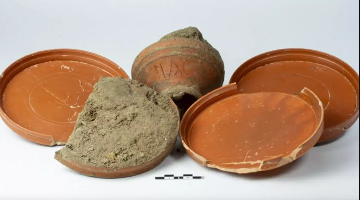 La tumba de Flaccus, ubicada en Heerlen, data de aproximadamente el año 0 y fue descubierta durante excavaciones en el Raadhuisplein. Entre los objetos encontrados estaban un plato con el nombre "Flac" grabado, un raspador de bronce y cerámicas italianas, confirmando la presencia romana en Coriovallum, un asentamiento cercano a las vías Via Bélgica y Via Traiana.