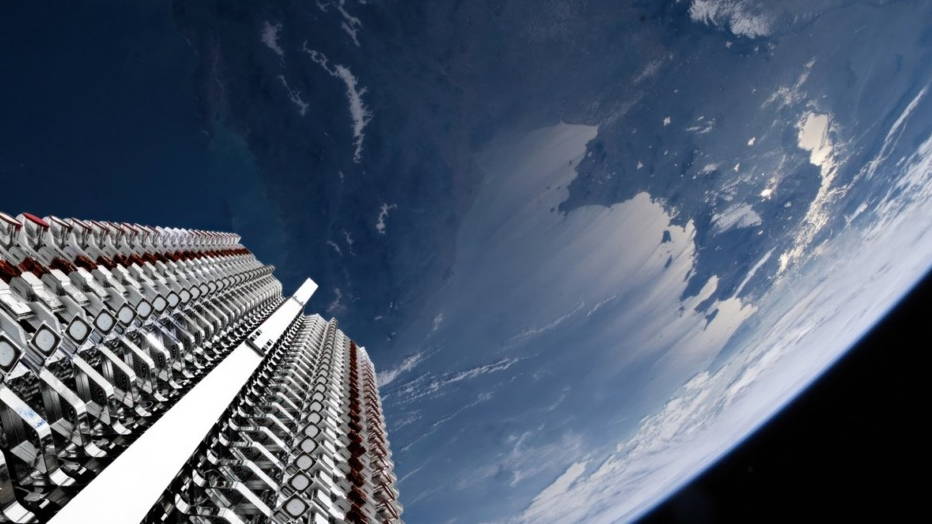 El Starshield, desarrollado por SpaceX de Elon Musk, es un programa enfocado en satélites avanzados para comunicaciones seguras, vigilancia y defensa orientado para uso militar y gubernamental de EE. UU. La red utiliza la tecnología de la constelación Starlink, pero con funcionalidades mejoradas para operar en misiones críticas de seguridad nacional.