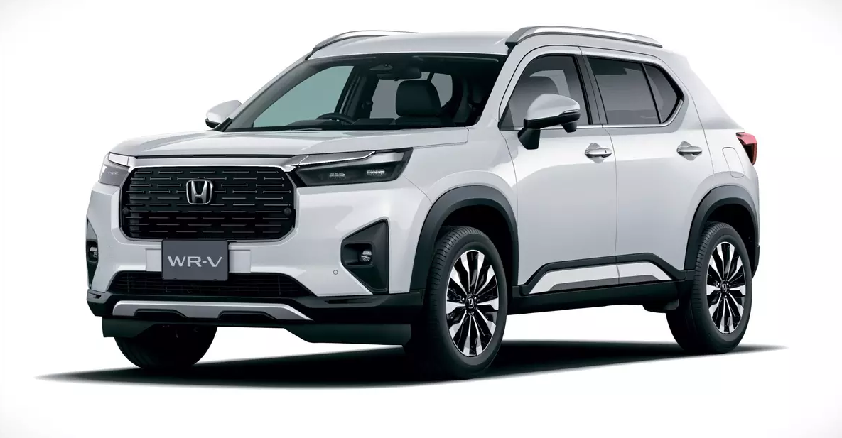 Con distancia entre ejes de 2,65 metros, el Honda WR-V 2025 ofrece confort superior para los ocupantes y tecnologías como una pantalla multimedia de 10,25 pulgadas y aire acondicionado automático. Equipado con cambio CVT y seguridad Honda Sensing, el modelo también tendrá versiones híbridas previstas para 2027.