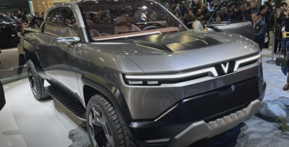 La VF Wild Presenta Chasis Monobloque Y Grandes Ruedas Con Neumáticos Off-Road, Destacándose Por Su Robustez Y Versatilidad Para Terrenos Desafiantes. Sus Luces Traseras En LED Forman Un Icónico 'V', Mientras Que El Interior Minimalista Ofrece Acabado En Cuero Y Central Multimedia Moderna.