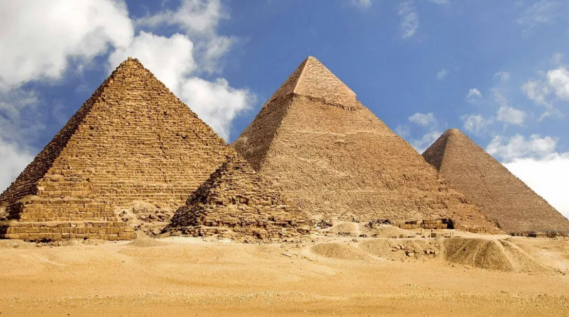 Los bloques de piedra eran transportados del Río Nilo hasta el lugar de construcción, utilizando canales artificiales y barcos especialmente diseñados. Evidencias arqueológicas muestran que más de 20.000 trabajadores vivían en aldeas organizadas cerca de las pirámides, recibiendo alimentación adecuada y soporte logístico para garantizar la eficiencia del proyecto.