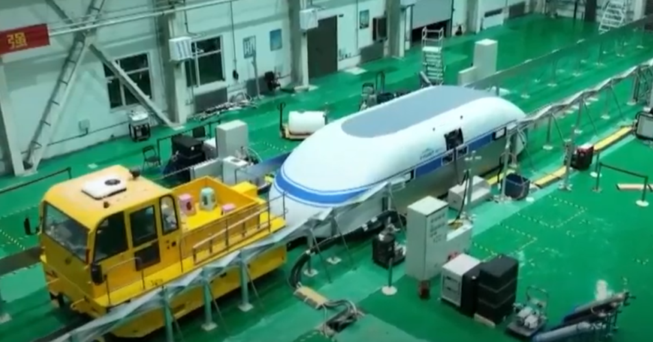 La primera pista experimental del tren flotante está construida con tubos de vacío de precisión, capaces de mantener presión reducida para eliminar resistencia del aire. Diseñada con tecnología de punta, permite pruebas en condiciones controladas para alcanzar velocidades de hasta 621 MPH.