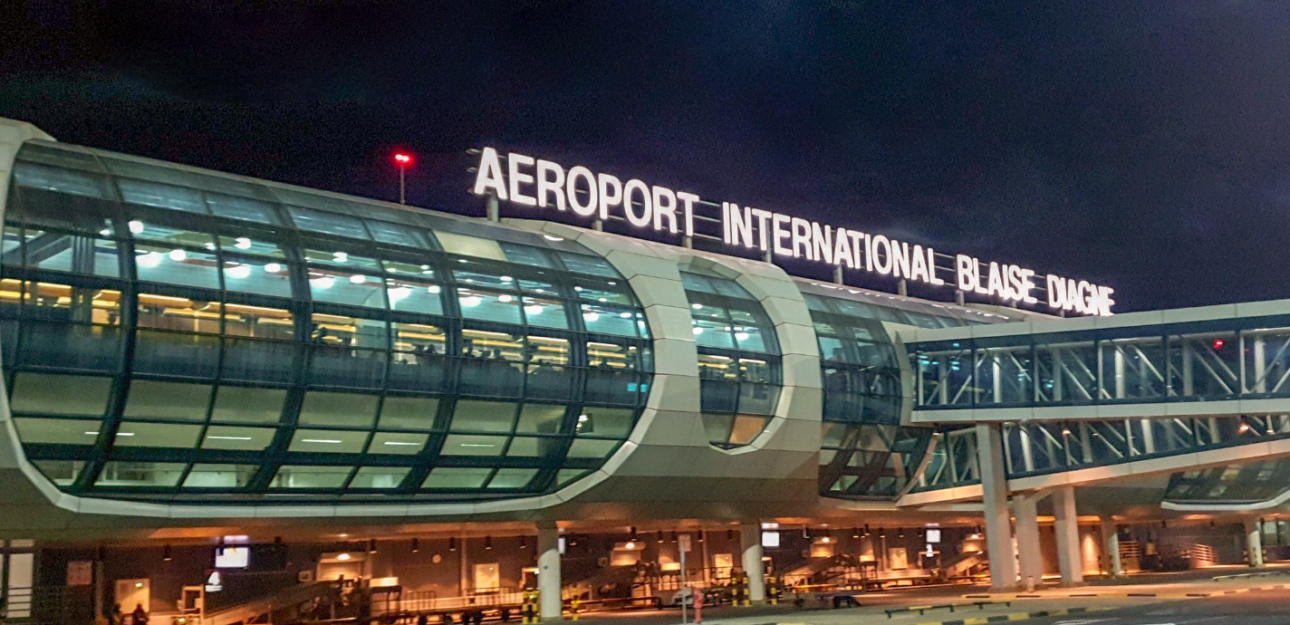 El Aeropuerto Internacional Blaise-Diagne Ocupa Una Área De 4.500 Hectáreas, Fue Construido A 38 Km De Dakar Y Costó 480 Millones De Dólares. Tiene Capacidad Para Atender Hasta 10 Millones De Pasajeros Por Año Y Recibir Aeronaves De Gran Tamaño, Como El Airbus A380.