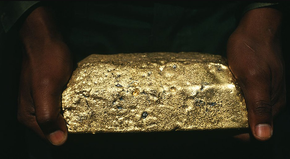 La mina Mponeng es la más profunda del mundo porque aprovecha depósitos de oro que se encuentran a más de 3,84 kilómetros debajo de la superficie, donde otras operaciones no alcanzan. Esta profundidad extrema es posible gracias a tecnologías avanzadas de perforación y control de temperatura, esenciales para superar el calor intenso y la presión subterránea.