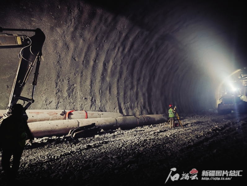 El túnel Tianshan Shengli, con 21 km de extensión, se está excavando utilizando tecnologías de punta en ingeniería civil, como máquinas de perforación avanzadas capaces de operar en terrenos rocosos e inestables de las Montañas Tianshan.