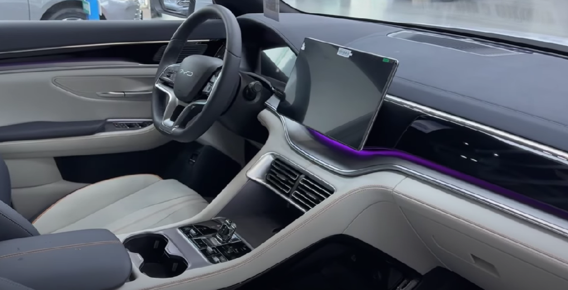 El panel del BYD Song Plus Premium cuenta con una pantalla central giratoria de 15 pulgadas y un panel digital personalizable, ofreciendo información completa de navegación, consumo y modos de conducción. La interfaz moderna e intuitiva permite al conductor acceder fácilmente a recursos como configuraciones del vehículo, cámaras 360° y monitoreo de energía en tiempo real.