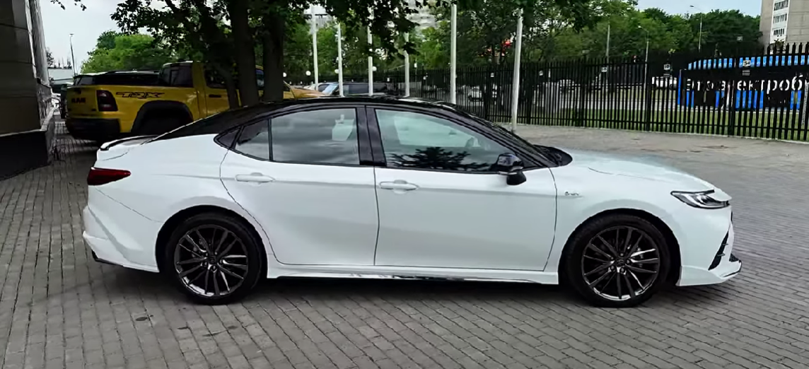 El consumo del Toyota Camry 2025 se compara con el de un coche 1.0 debido a su tecnología híbrida avanzada. Con un motor de 2,5 litros combinado con un motor eléctrico y una transmisión e-CVT, el sedán puede alcanzar hasta 22,5 km/l en la ciudad y 21,3 km/l en la carretera (según los estándares EPA). Esta sorprendente eficiencia es posible gracias a la integración entre los motores, que optimiza el uso de combustible y permite conducir en modo eléctrico en algunas situaciones, reduciendo drásticamente el consumo de gasolina.