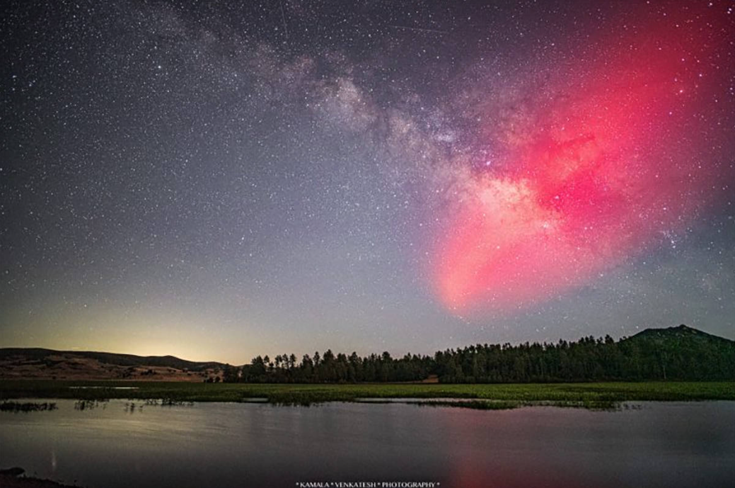 Las "auroras SpaceX" son rojas porque el vapor de agua y el dióxido de carbono liberados por los cohetes interactúan con el oxígeno presente en la ionosfera. Esta interacción provoca una emisión de luz en el rango del espectro rojo, similar a lo que ocurre en auroras naturales de baja altitud.