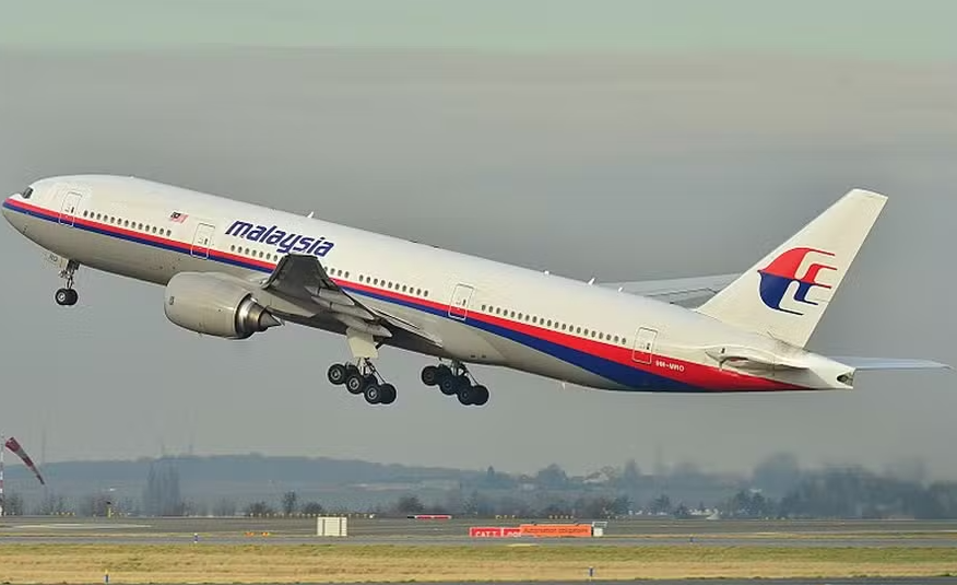El vuelo MH370 era operado por un Boeing 777-200ER, uno de los aviones más seguros y modernos de la época. Con capacidad para largas distancias, el modelo era ampliamente utilizado por aerolíneas debido a su eficiencia y fiabilidad.