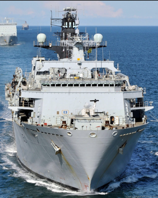 La Real Marina Británica quiere vender el HMS Bulwark como parte de una estrategia de renovación de su flota, sustituyendo barcos anfibios antiguos por el nuevo programa MRSS (Multi-Role Support Ship), que busca modernizar y optimizar sus capacidades operativas.