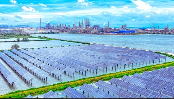 La electricidad utilizada proviene de fuentes renovables, como energía eólica y solar. El hidrógeno separado es entonces purificado y almacenado, listo para ser utilizado como energía limpia.