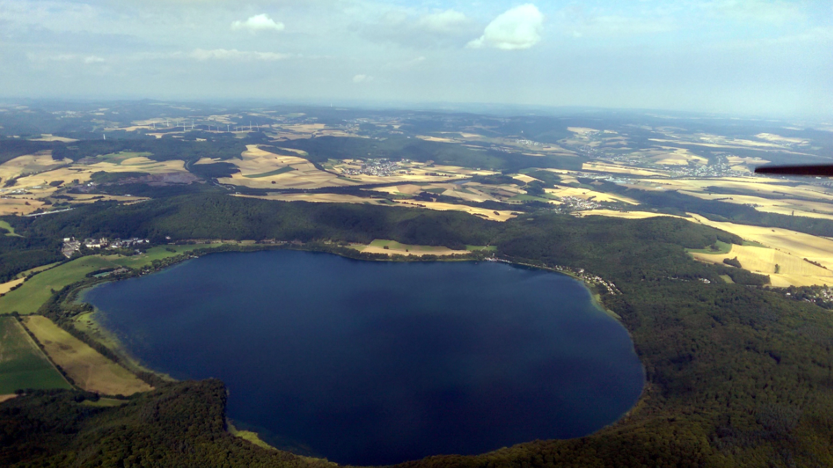 La cordillera Eifel, en Alemania, es una región volcánica con actividad que remonta a 700 mil años, proporcionando un ambiente único para el estudio de los zafiros. Sus condiciones geológicas permitieron a los científicos desvelar cómo el magma interactúa con la corteza terrestre para formar estas preciosas gemas.