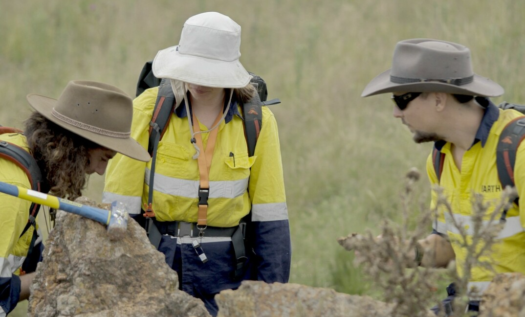 Earth AI utilizó inteligencia artificial para encontrar un lugar con señales de oro. Luego, perforaron el suelo y confirmaron que allí hay oro en cantidades prometedoras.