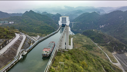 Se construyó un gigantesco elevador de barcos que eleva embarcaciones por 100 metros, utilizando tecnología avanzada para superar el terreno montañoso. La presa fue diseñada con técnicas modernas para garantizar estabilidad y minimizar los impactos ambientales.