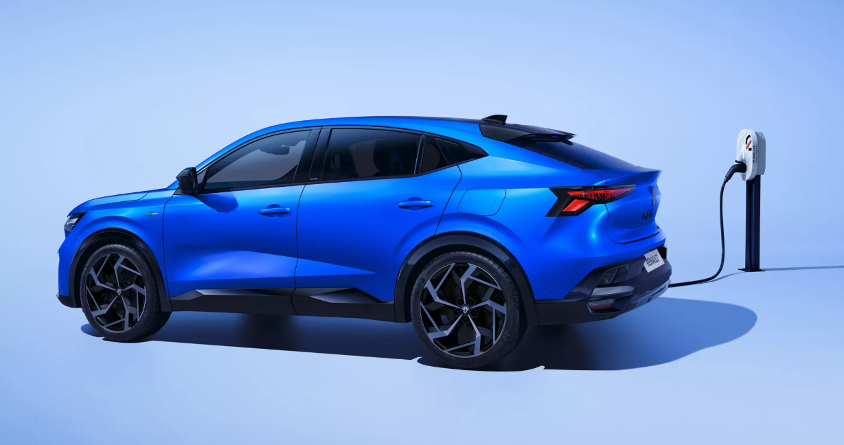 El Renault Rafale PHEV es un SUV híbrido que combina tecnología de punta con rendimiento impresionante. Tiene 300 caballos de potencia, tracción en las cuatro ruedas y autonomía eléctrica de hasta 97 km.