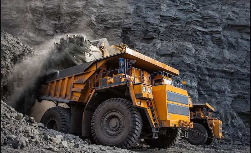 La crisis fue agravada por las sanciones que cortaron las exportaciones hacia Occidente, dejando al sector sin clientes. Ahora, comunidades enteras dependientes de las minas están sin empleo y sin perspectivas.