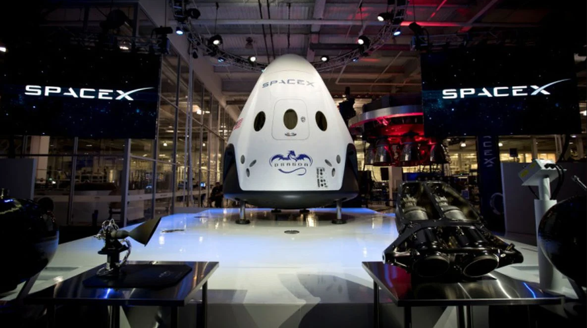 El modelo que será utilizado para el desmantelamiento de la Estación Espacial Internacional es una versión modificada de la Dragon 2, también conocida como Crew Dragon, de la SpaceX de Elon Musk. Esta nave espacial es ampliamente reconocida por sus exitosas misiones de transporte de astronautas y carga a la ISS, pero será especialmente adaptada para esta misión única.