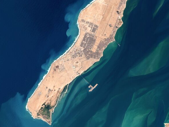 El proyecto incluye un terminal de petróleo, un puerto pesquero y hasta un astillero enorme. Con carreteras y puentes modernos, el puerto será una de las principales conexiones marítimas del mundo.