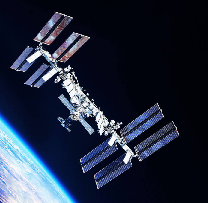 La Estación Espacial Internacional (ISS) Fue Lanzada En 1998 Como Un Proyecto De Cooperación Entre Varios Países Para Realizar Investigaciones En El Espacio. Desde Entonces, Ha Sido El Hogar De Astronautas De Todo El Mundo, Permitiendo Grandes Avances Científicos Y Tecnológicos.