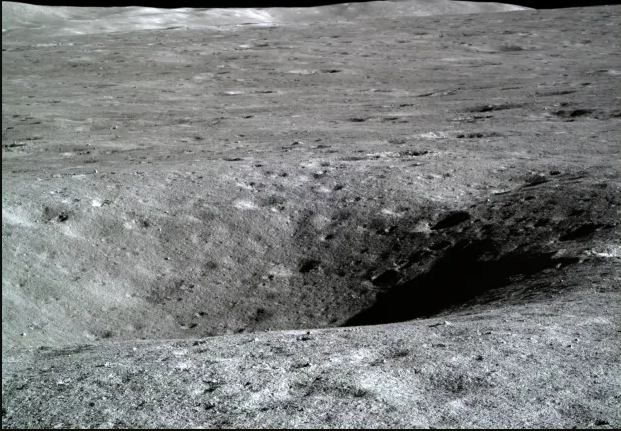 La Luna tiene recursos raros, como el Helio-3, que puede ser utilizado para generar energía limpia. Está cerca de la Tierra, lo que facilita la exploración en comparación con otros planetas.