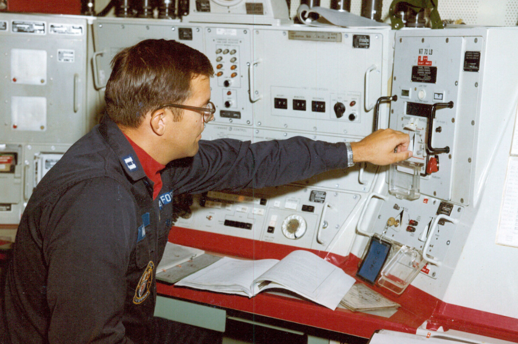 La bomba nuclear es el arma más destructiva jamás creada, capaz de borrar ciudades enteras en segundos. Durante la Guerra Fría, era el símbolo máximo del miedo entre las potencias mundiales.