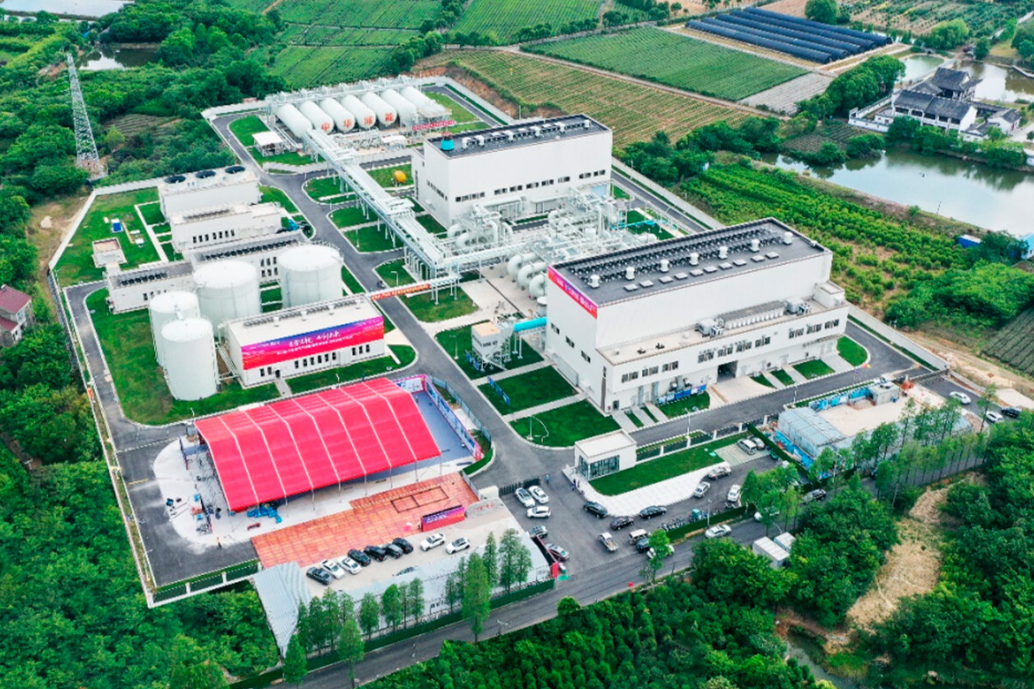 El proyecto está instalado en cavernas de sal en China, que son espacios perfectos para guardar grandes volúmenes de aire comprimido. Esta estructura ayuda a almacenar energía de forma segura y eficiente, aprovechando la geología local.