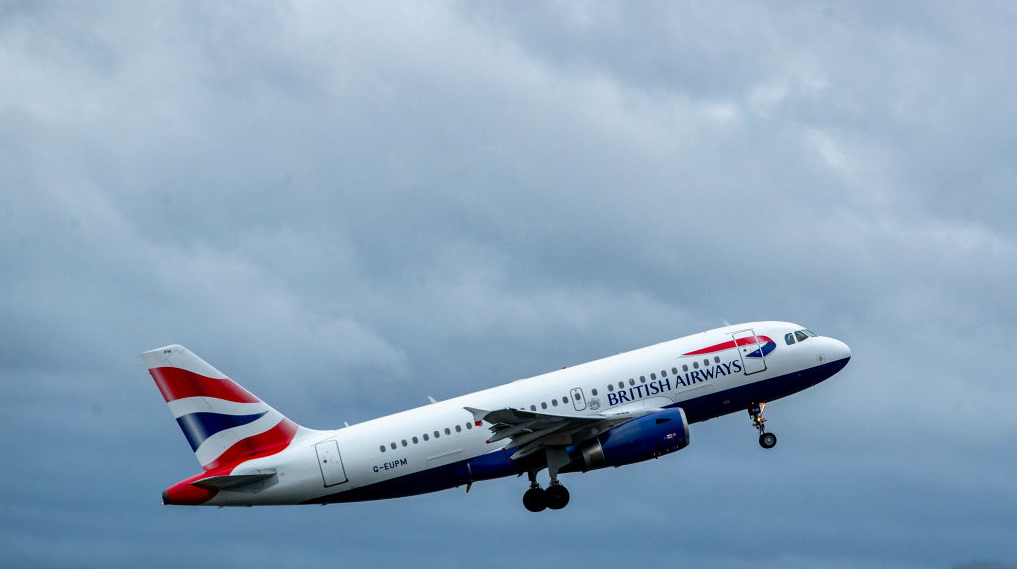 Las aerolíneas están reduciendo operaciones en China debido a la baja demanda de pasajeros y los altos costos de rutas más largas debido al cierre del espacio aéreo ruso. La competencia con aerolíneas locales, que ofrecen precios más bajos, también dificulta mantener la rentabilidad.