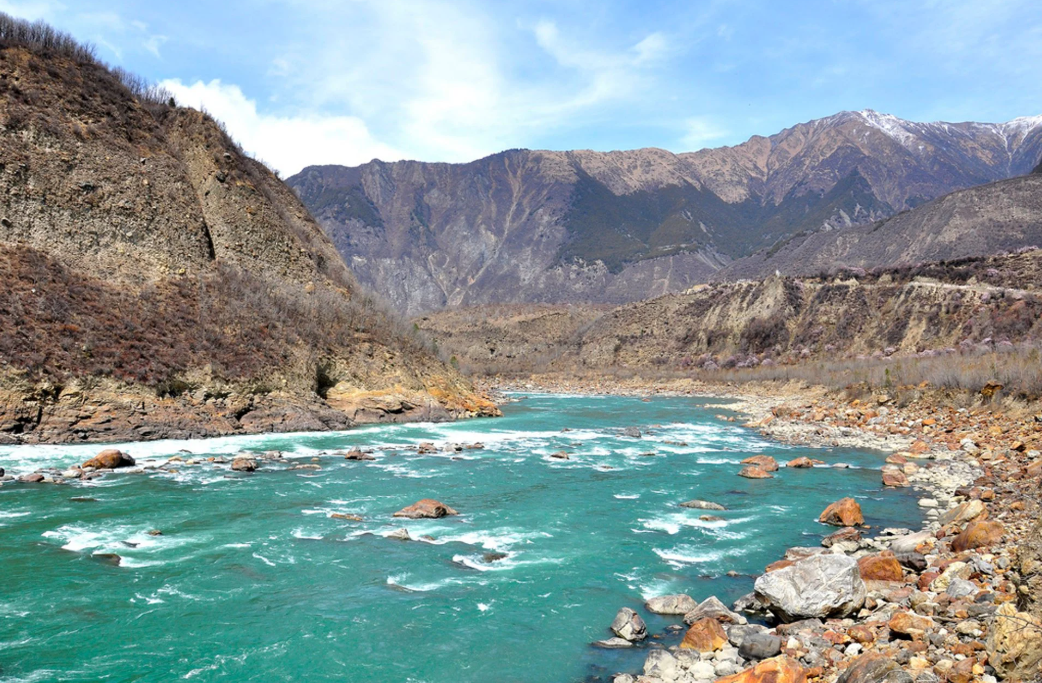 La construcción se realizará en el curso inferior del Río Yarlung Zangbo, aprovechando una caída de 2 mil metros en solo 50 kilómetros para generar energía. Se utilizarán equipos gigantes y ingeniería avanzada para superar los desafíos del terreno accidentado y la altitud elevada del Tíbet.