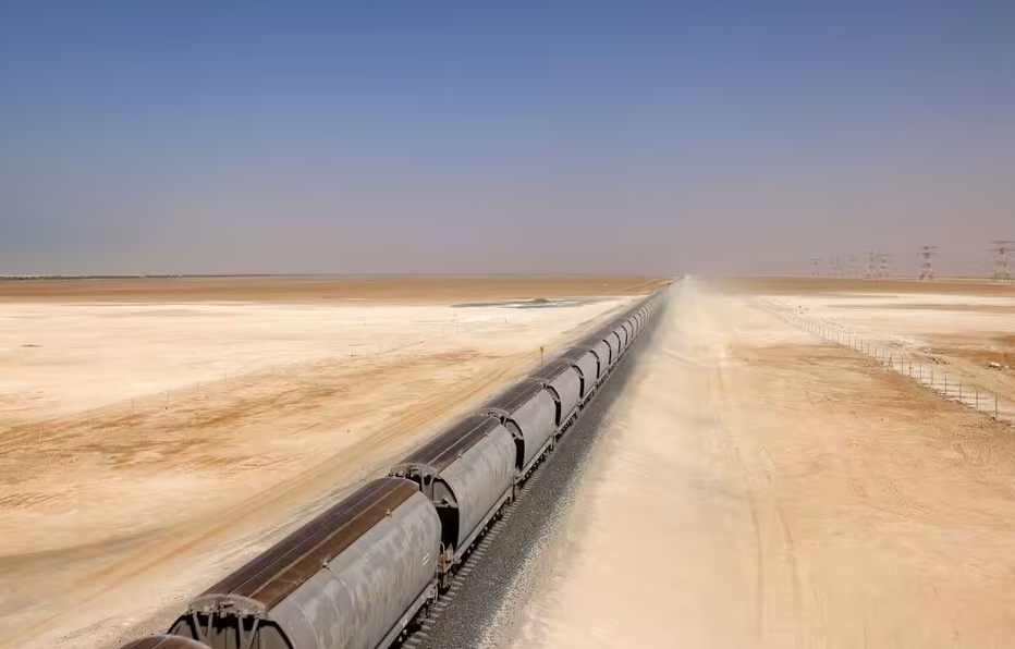 Etihad Rail es la responsable de liderar la construcción de esta gigantesca ferrovia en Oriente Medio. Sus primeras fases ya conectan importantes ciudades y puertos en los Emiratos Árabes, transportando millones de toneladas de mercancías con más eficiencia y menos impacto ambiental.