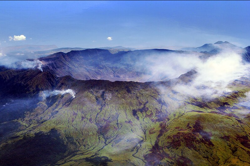 El Monte Tambora, en Indonesia, tuvo la mayor erupción volcánica registrada, en 1815. Esta explosión fue tan poderosa que redujo las temperaturas globales, causó hambre en el mundo y se conoció como el "año sin verano".