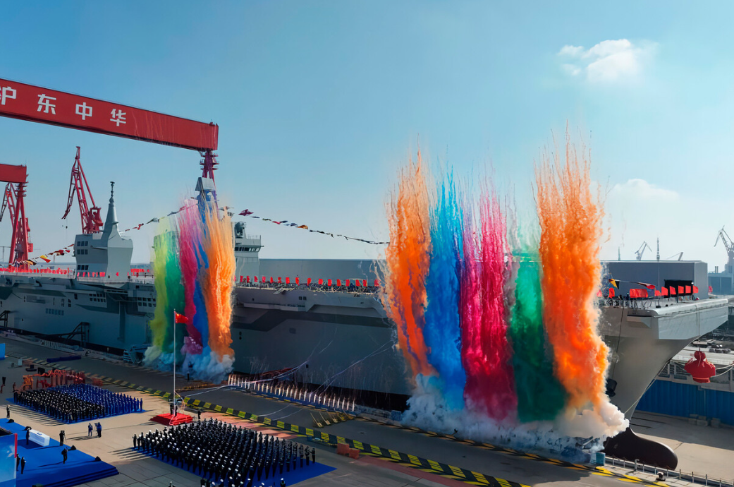 Puede llevar cientos de soldados y desembarcar barcos rápidamente. Con su tecnología moderna, el Sichuan es uno de los mayores símbolos del poder militar de China.