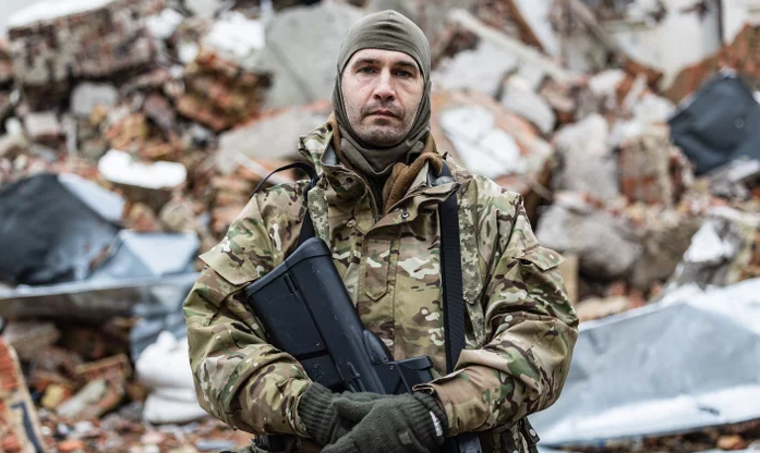 Maximilian Andronnikov, llamado César, es el líder de la Legión de la Libertad, un grupo rebelde ruso. Él promete luchar hasta el final para sacar a Putin del poder y llevar cambios a Rusia.