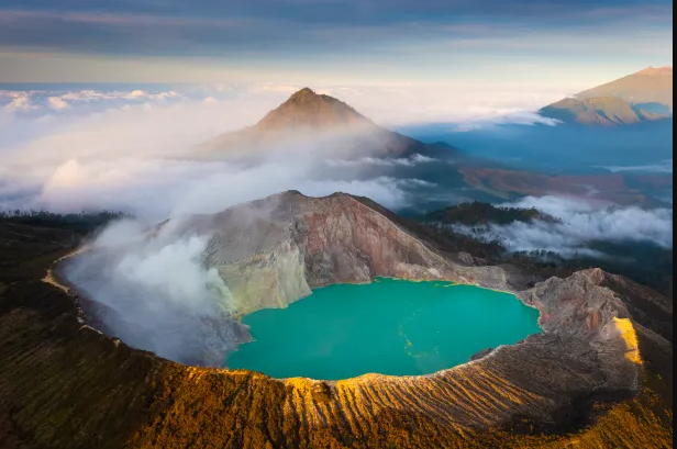 El volcán Kawah Ijen, en Indonesia, guarda un lago tan ácido que puede derretir todo lo que toca. Por la noche, brilla con llamas azules que parecen salidas de una película de fantasía.
